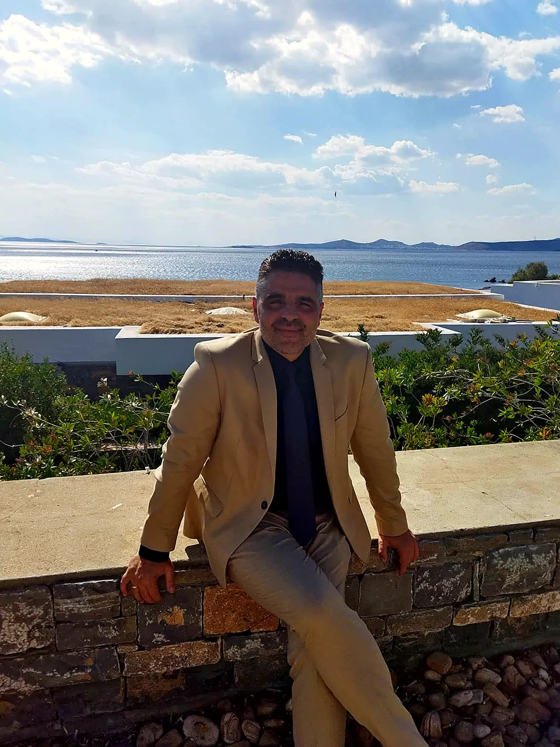 Ο Αντώνης Κουλουμπής, ασφαλιστικός σύμβουλος, δίπλα στη θάλασσα στην Κρήτη