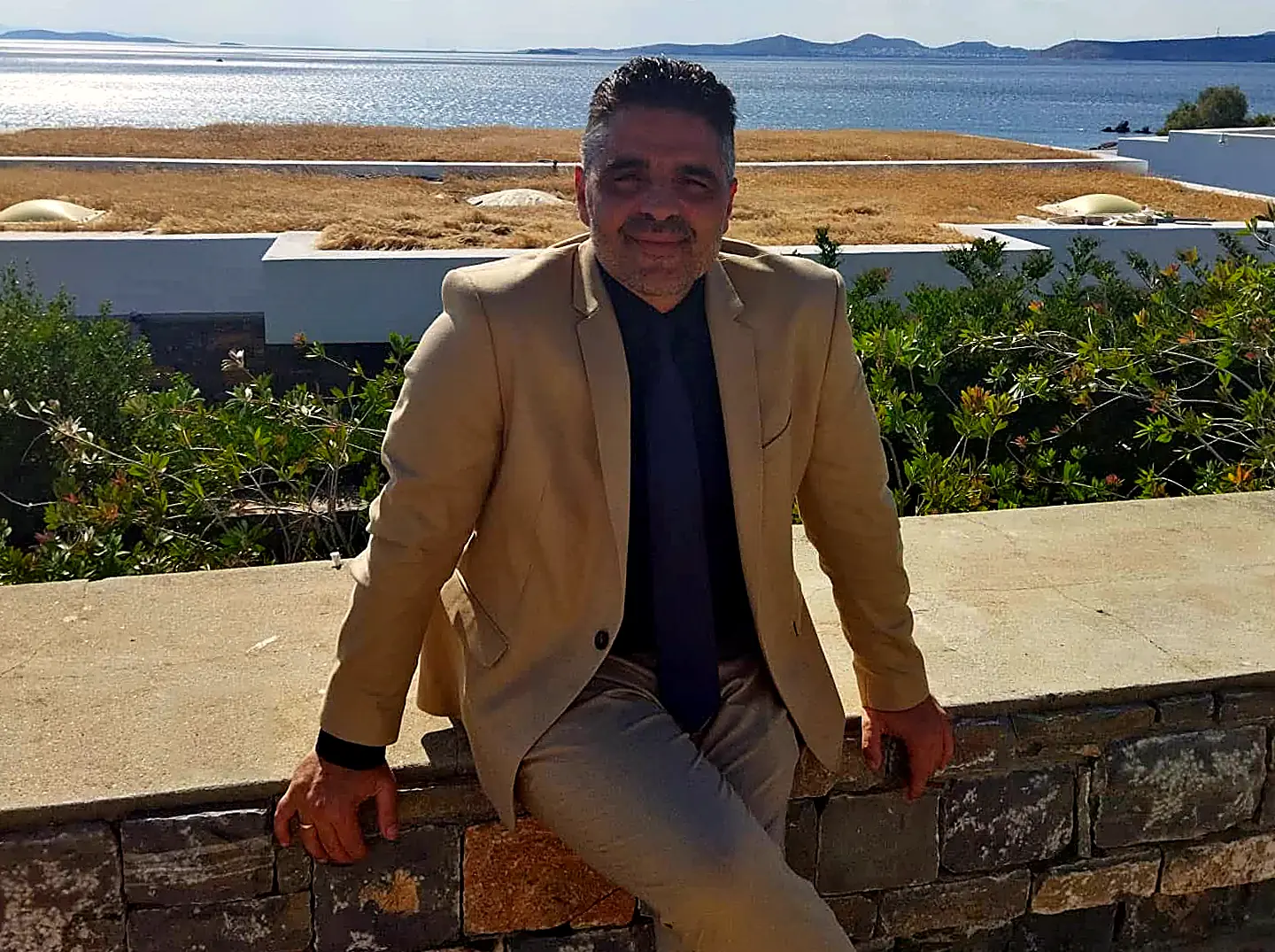 Ο Αντώνης Κουλουμπής δίπλα στη θάλασσα στην Κρήτη
